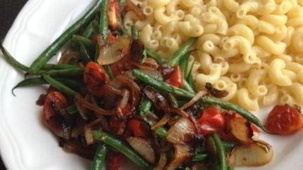 Стручковая фасоль с луком и помидорами