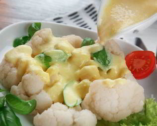 Цветная капуста с беконом и соусом бешамель в мультиварке