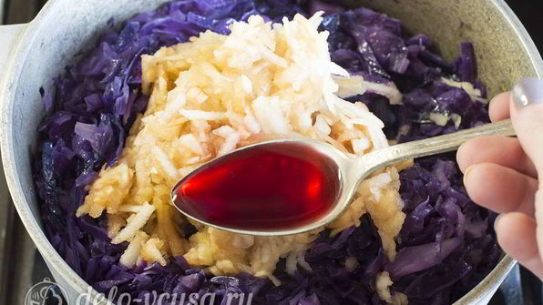тушеная краснокочанная капуста