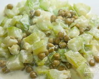 Тушеные кабачки с зеленым горошком