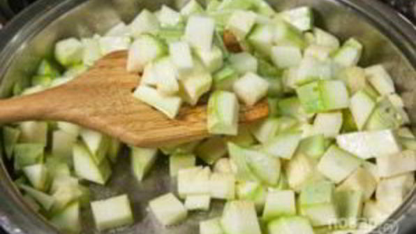 тушеные кабачки с зеленым горошком