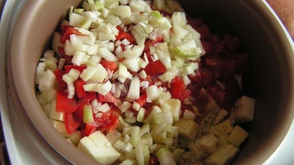 вегетарианские тушеные кабачки и помидоры в мультиварке