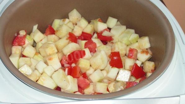 вегетарианские тушеные кабачки и помидоры в мультиварке