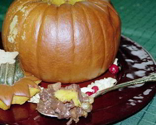 Запеченная тыква с фруктами и орехами