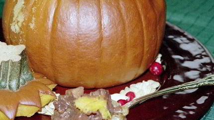 Запеченная тыква с фруктами и орехами