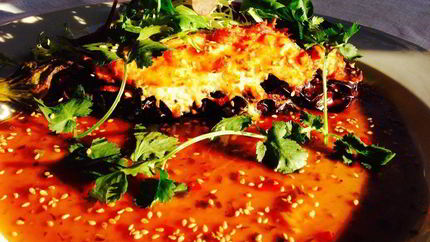 Запеченный баклажан с крабом и устричным соусом