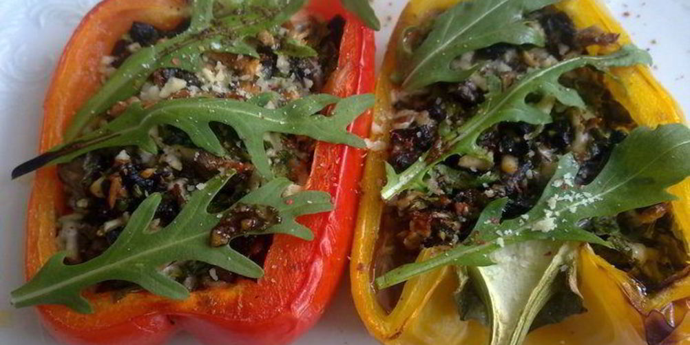 Рецепт запеченного перца с брынзой, руколой и вешенками