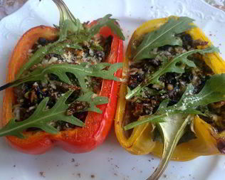 Запеченный перец с брынзой, руколой и вешенками