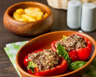 Запеченный сладкий перец с мясом и овощами