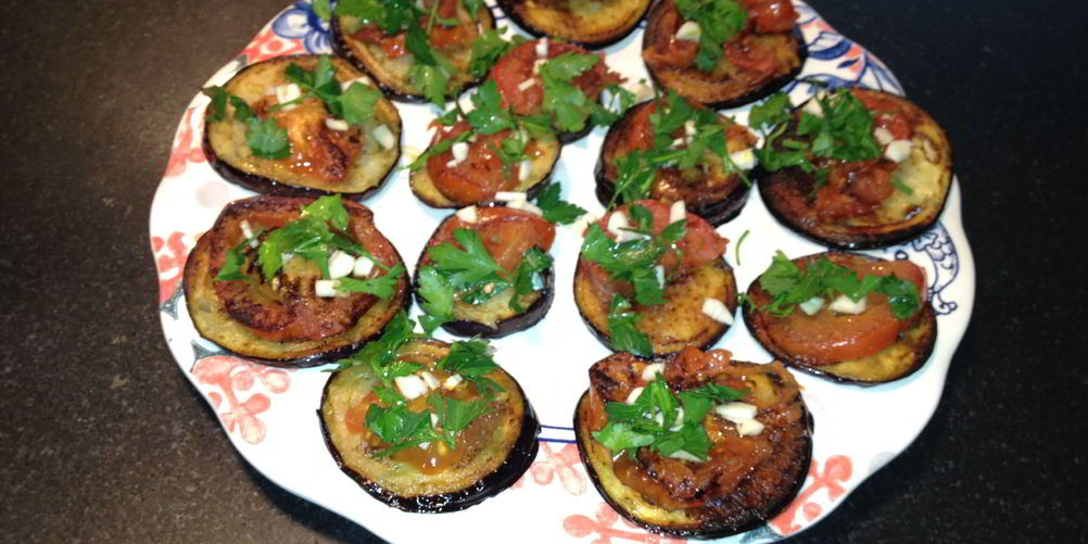 Рецепт жареных баклажанов с помидорами и чесноком