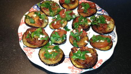 Жареные баклажаны с помидорами и чесноком