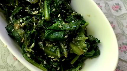 Жареные салатные листья с имбирем