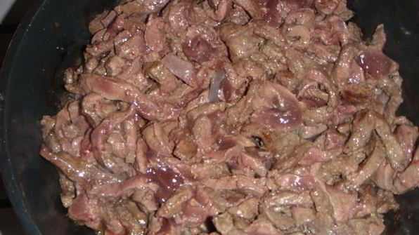 говяжья печень, тушеная с овощами