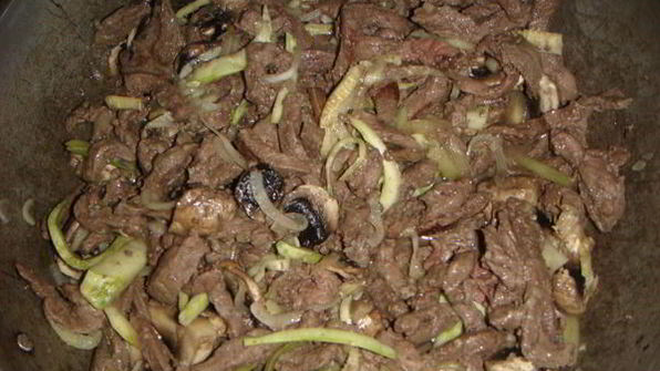 говяжья печень, тушеная с овощами