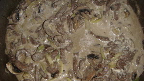 говяжья печень, тушеная с овощами