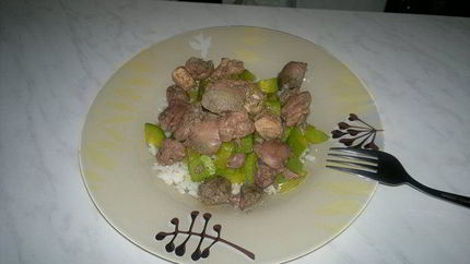 Куриная печень, грудка с кабачком, луком и белым рисом