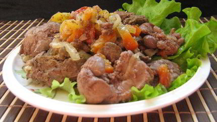 Куриная печень с овощами
