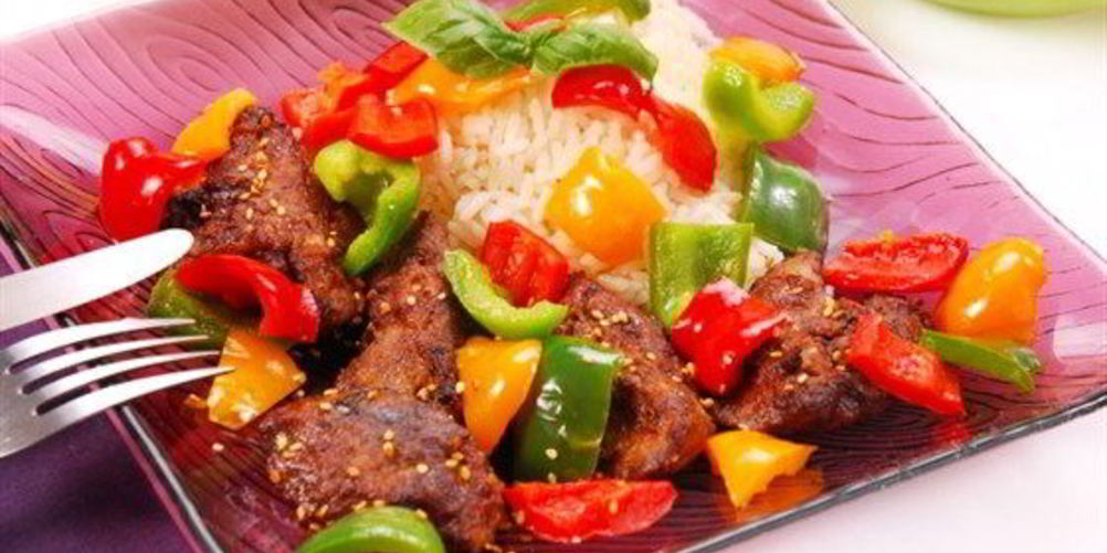 Рецепт куриной печени со сладким перцем, редисом и кунжутом