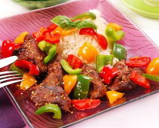 Куриная печень со сладким перцем, редисом и кунжутом