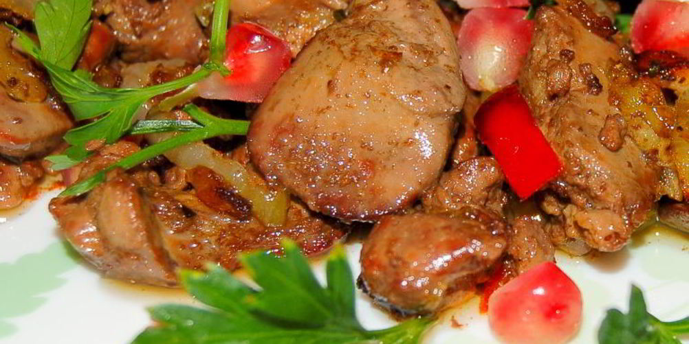 Рецепт куриной печени , тушенной в красном вине с гранатами
