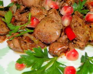 Куриная печень , тушенная в красном вине с гранатами