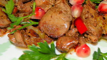 Куриная печень , тушенная в красном вине с гранатами