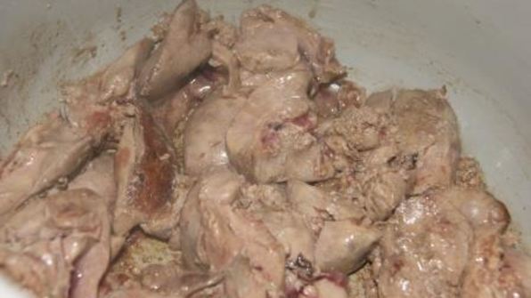 куриная печень в медовом соусе со шпинатом