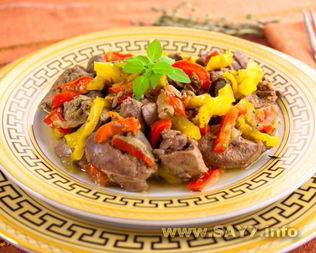 Куриная печень, жаренная с луком и болгарским перцем