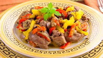 Куриная печень, жаренная с луком и болгарским перцем