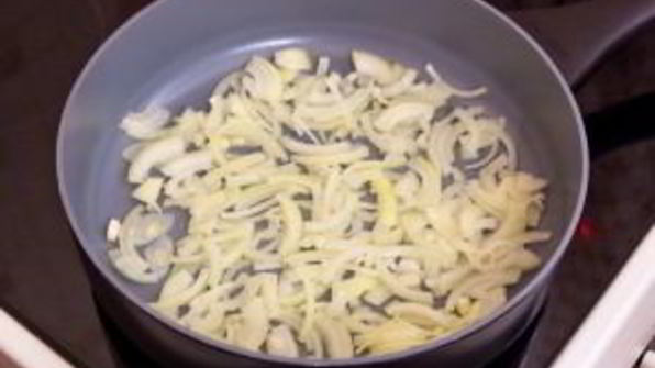 куриная печень, жаренная с луком и болгарским перцем