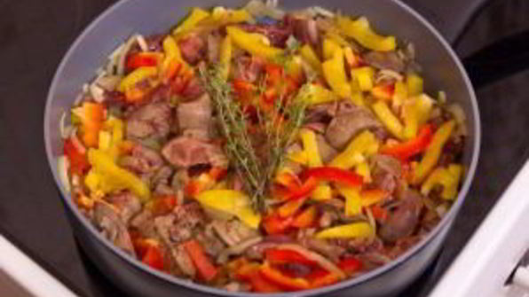 куриная печень, жаренная с луком и болгарским перцем