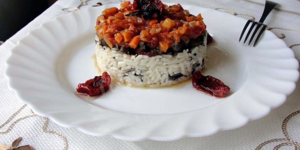 Рецепт печени говяжья маринованная в белом вине и прованских травах под томатно-овощным соусом