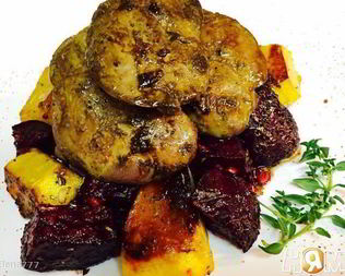 Печень куриная с овощами, под ароматными травами