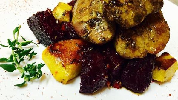 печень куриная с овощами, под ароматными травами