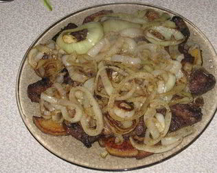 Печень по-берлински с яблоками