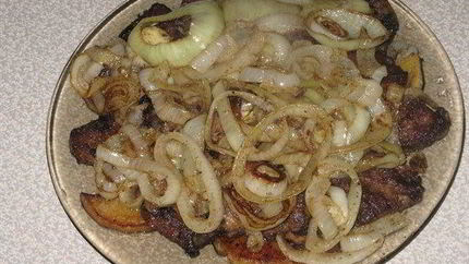 Печень по-берлински с яблоками