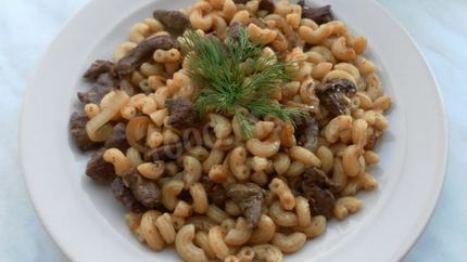 Печень с макаронами и луком