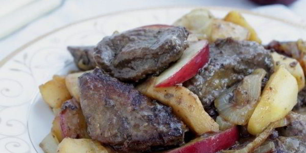 Рецепт печени с яблоками и луком
