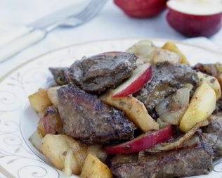 Печень с яблоками и луком