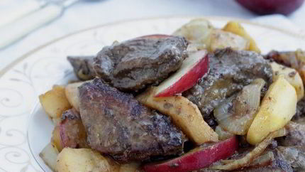 Печень с яблоками и луком