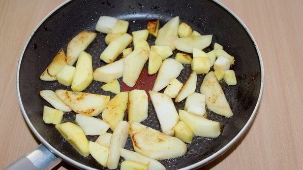 печень с яблоками и луком