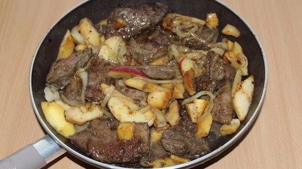 печень с яблоками и луком