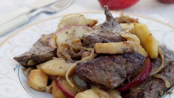 печень с яблоками и луком