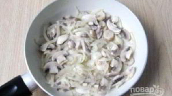 печень, тушенная с грибами