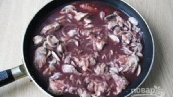 печень, тушенная с грибами