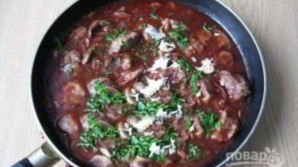 печень, тушенная с грибами