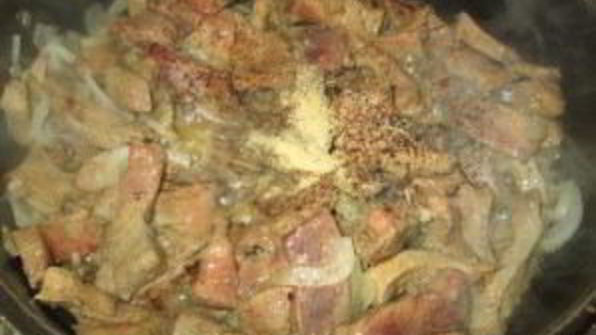 печень, тушенная в соусе