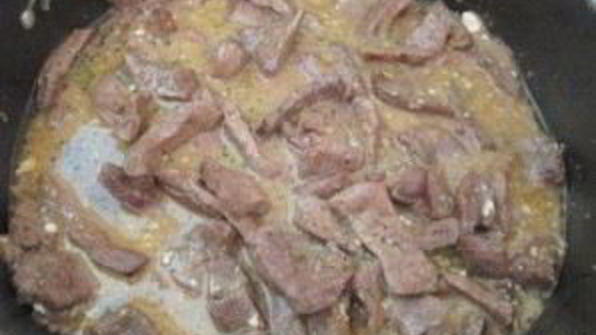 печень, тушенная в соусе