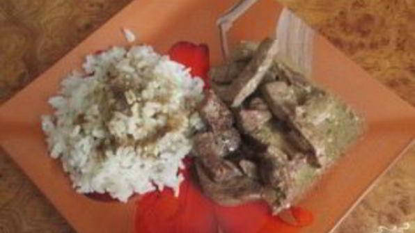 печень, тушенная в соусе