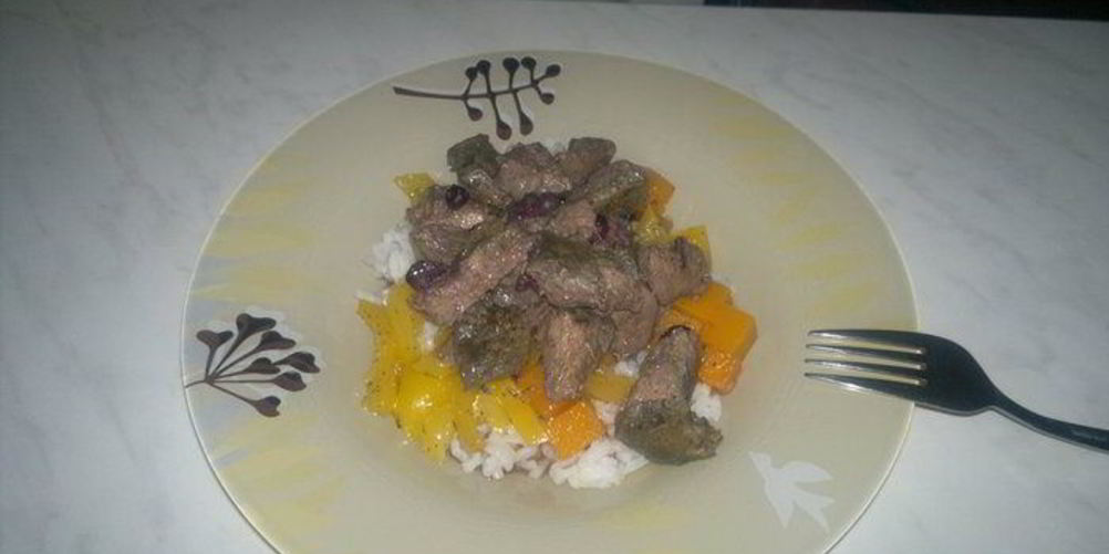 Рецепт печени в горшке с черной смородиной и белый рис с овощной поджаркой